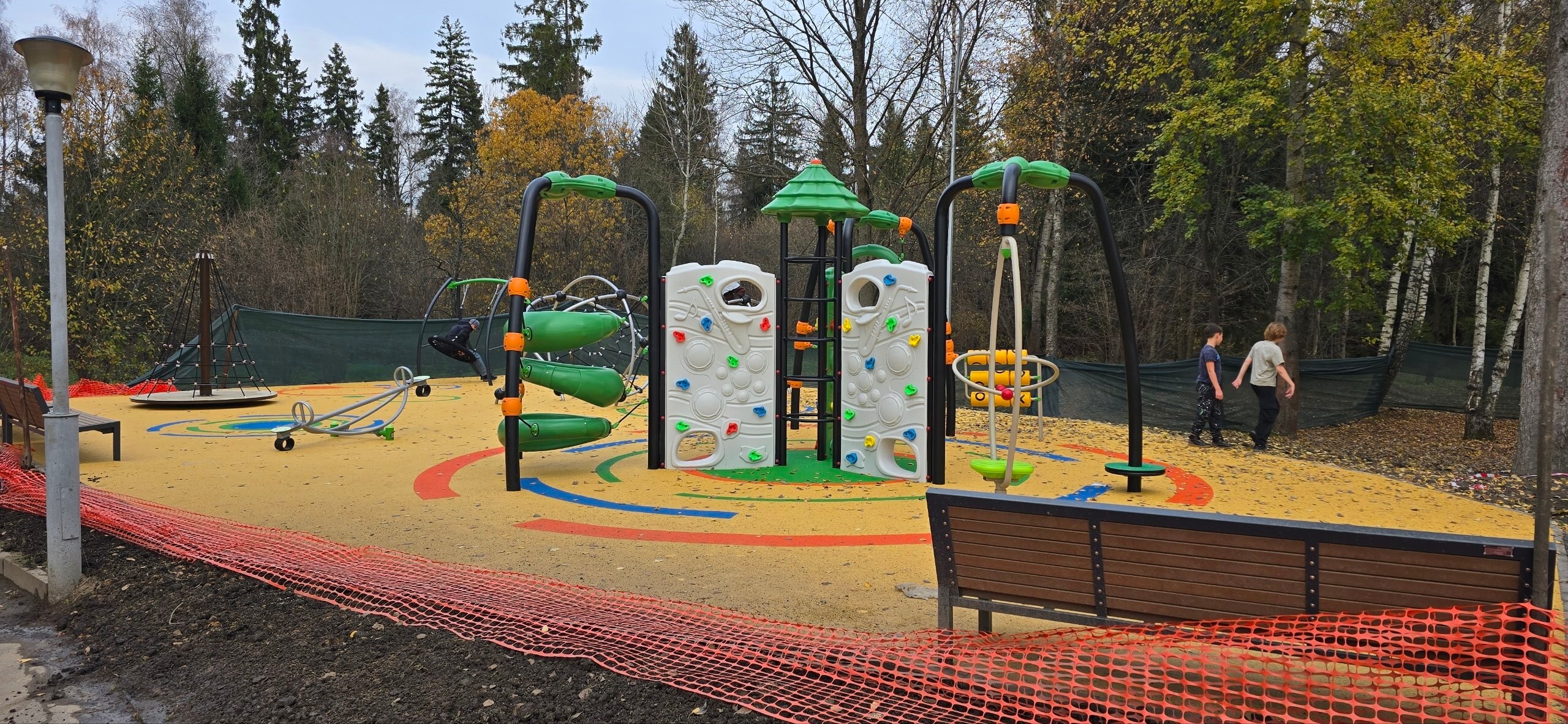 Новая детская площадка в городском парке — Краснознаменск