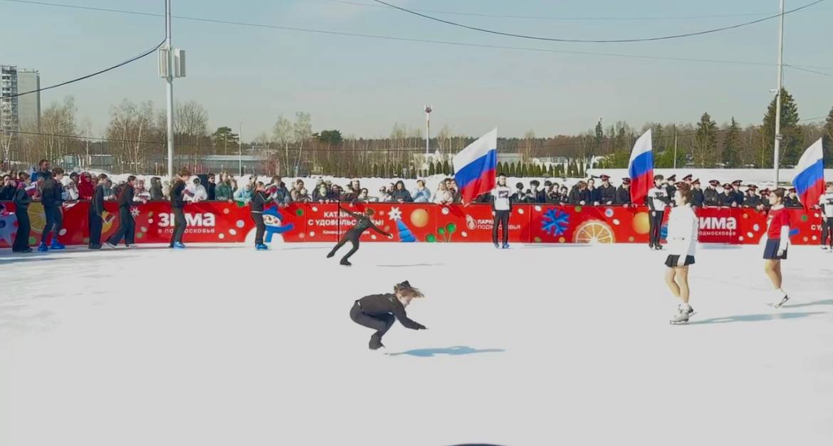 Праздничный номер на льду учащихся Школы №4 «В единстве — сила!»