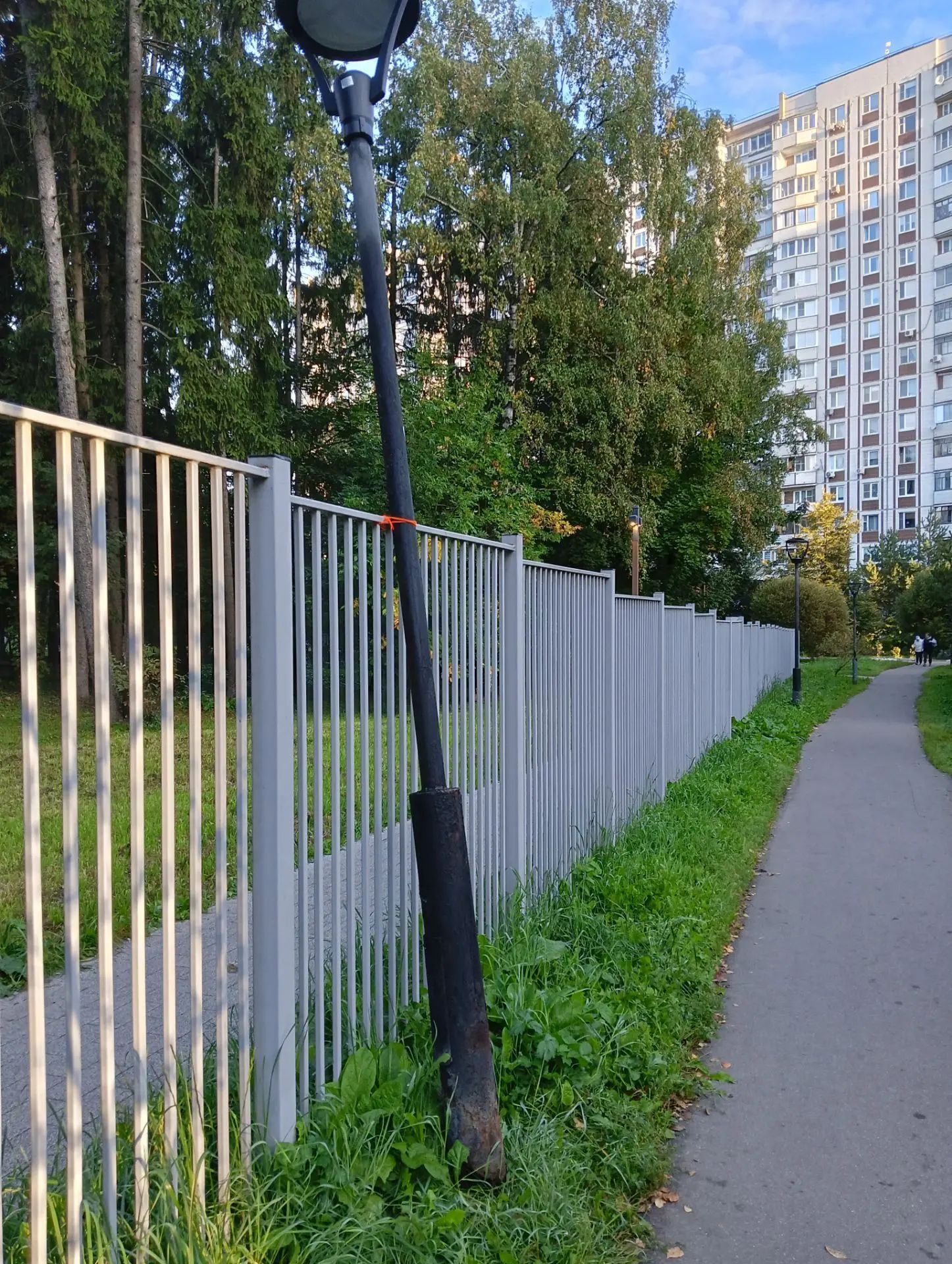 Фонарный столб "устал"