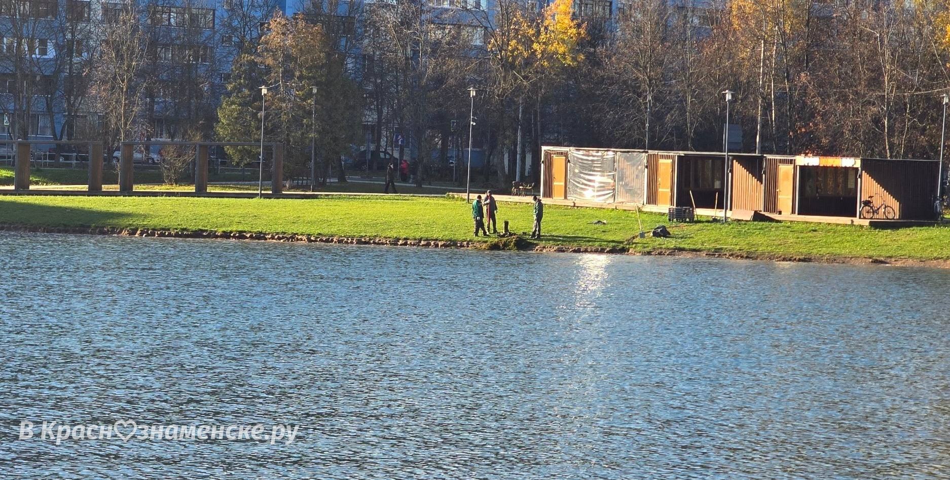 На городском озере постепенно готовятся к приближению зимы — Краснознаменск