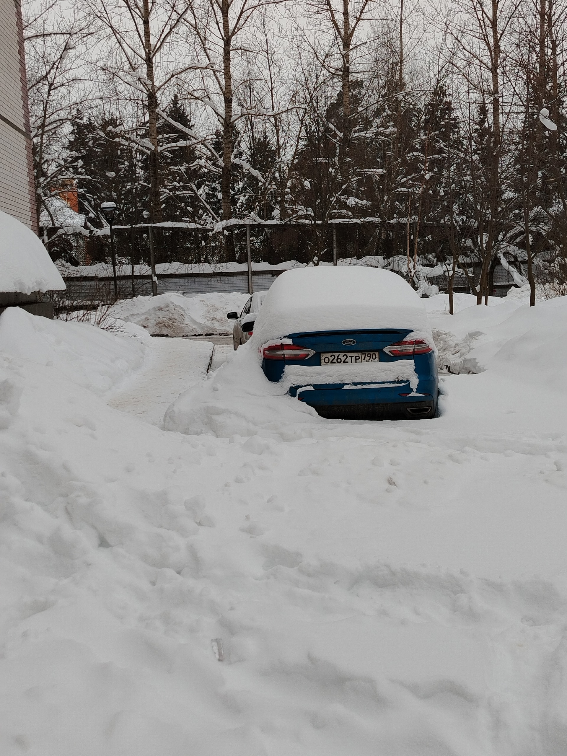Безответственные водители не дают коммунальным службам расчистить дорогу
