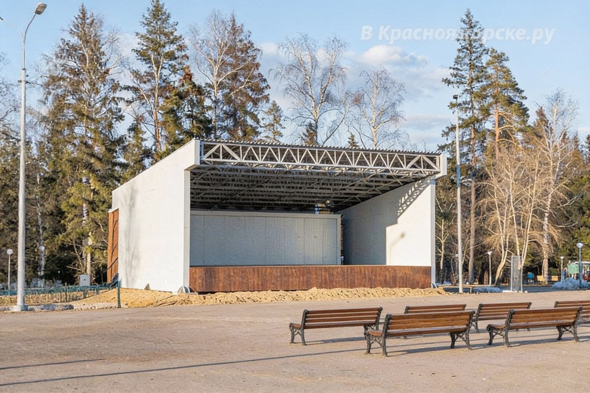 Перед сценой не хватает сидячих мест для просмотра концертов