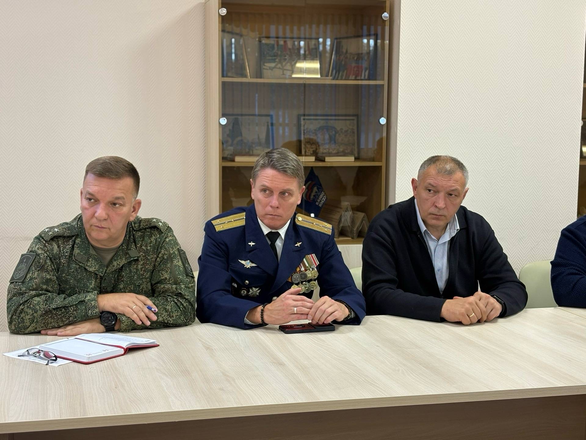 7 октября в «Доме офицеров» состоялся круглый стол, посвященный вопросам поддержки участников специальной военной операции и членов их семей