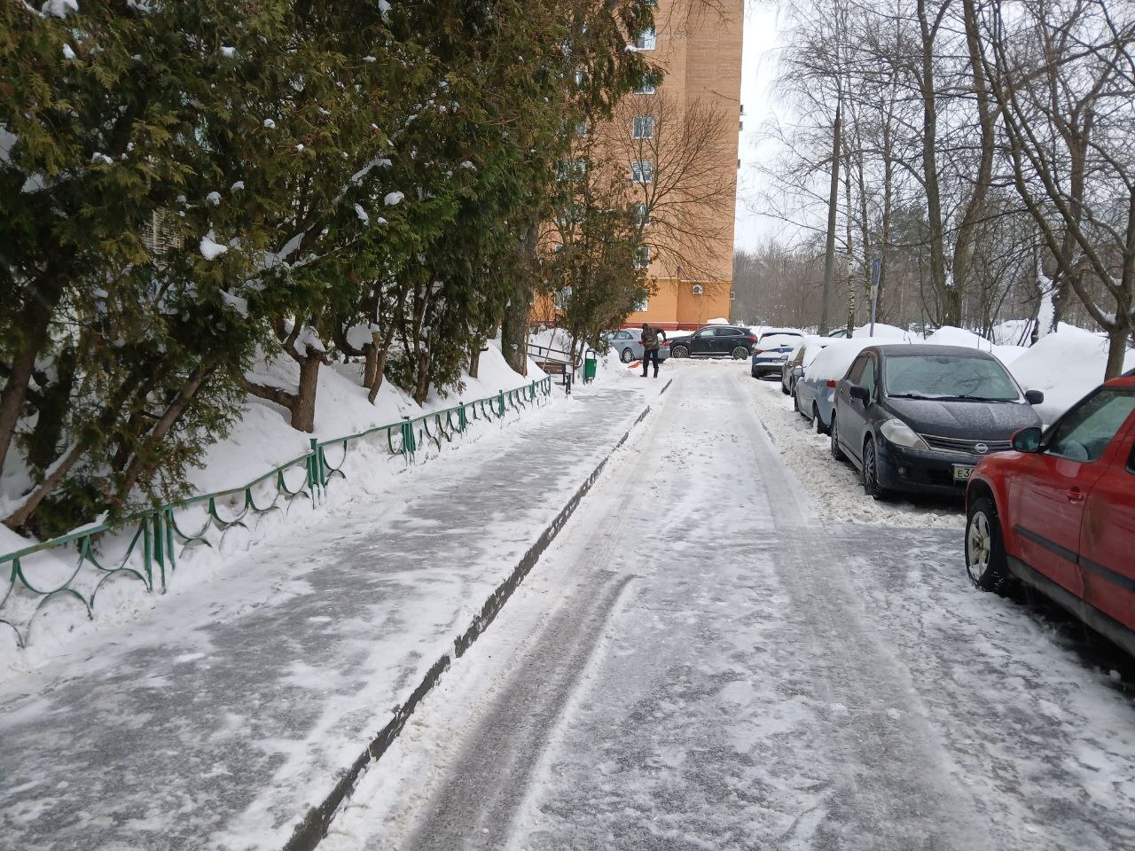 Самой искренней благодарности заслуживает дворник на Октябрьской 6