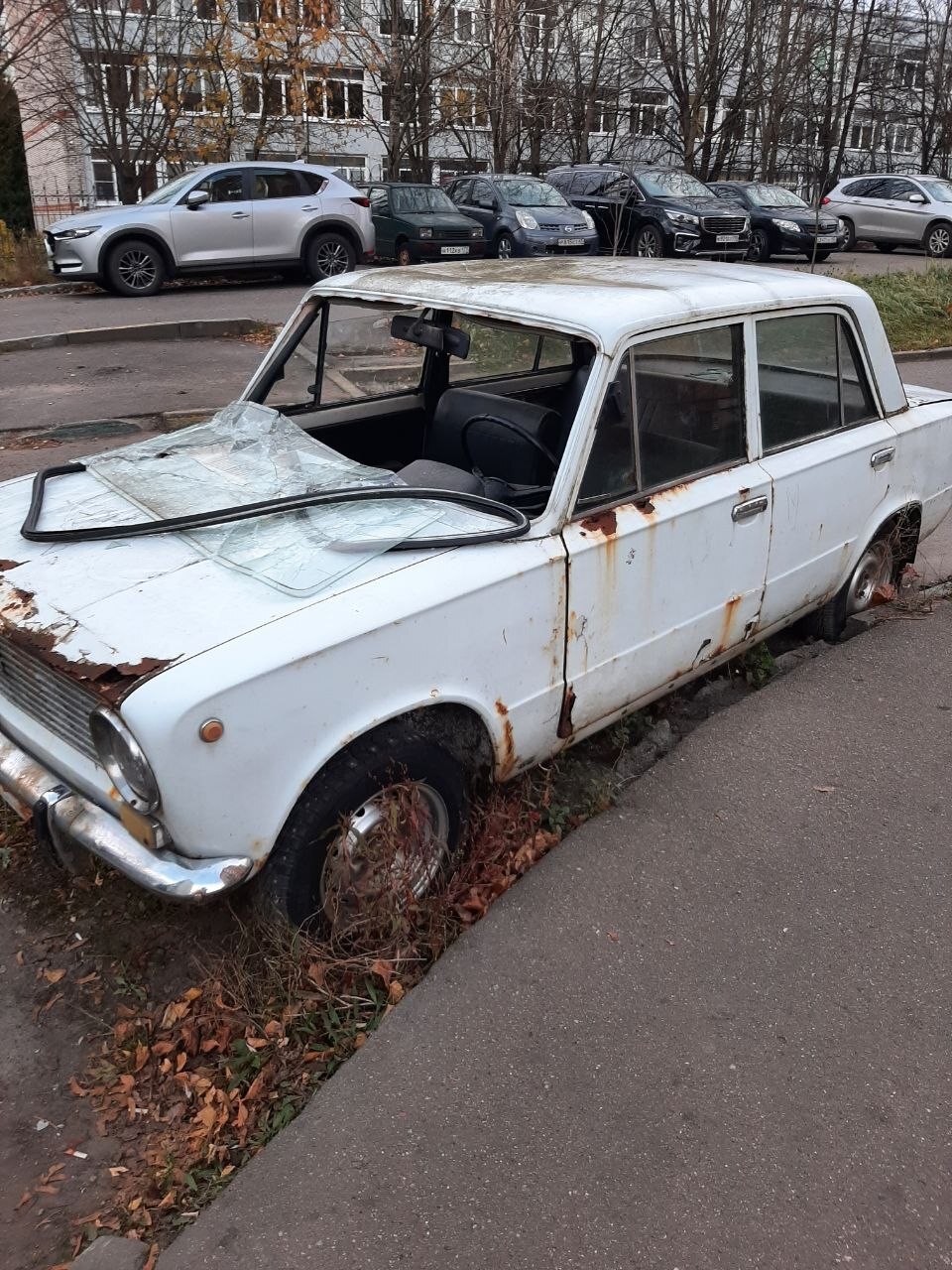 Во дворе на Октябрьской 4 уже не первый год стоит заброшенный автомобиль