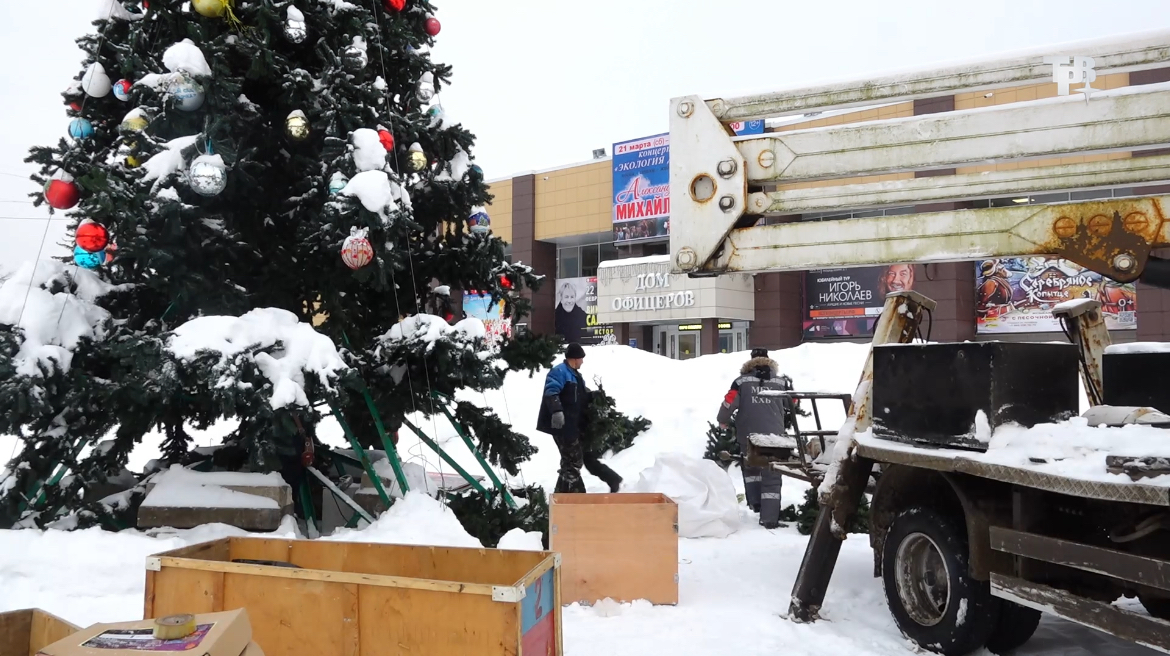 В Краснознаменске продолжаются работы по демонтажу новогоднего оформления