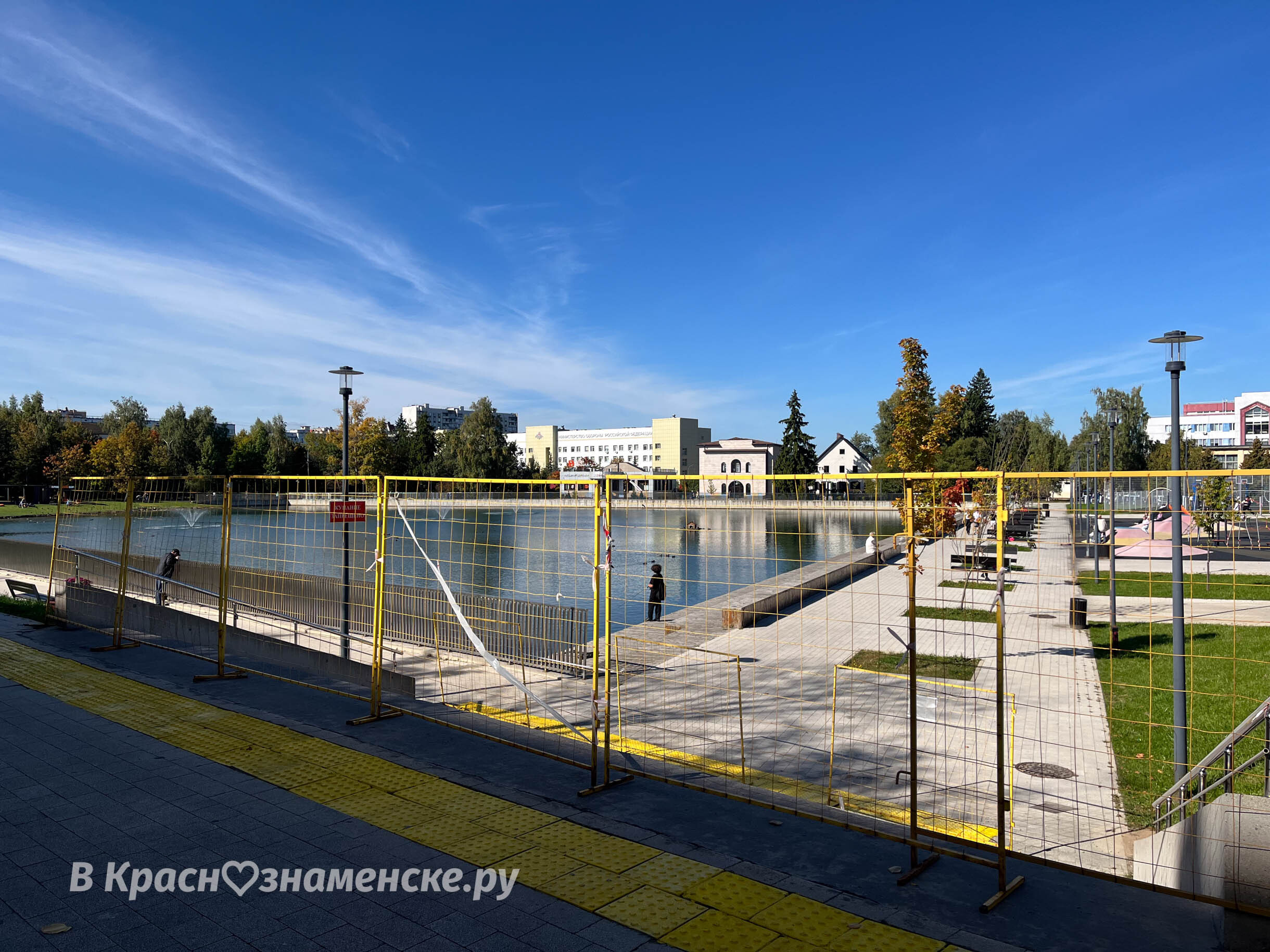 Возле Городского озера огородили спуск, видимо, скоро начнется ремонт лестницы