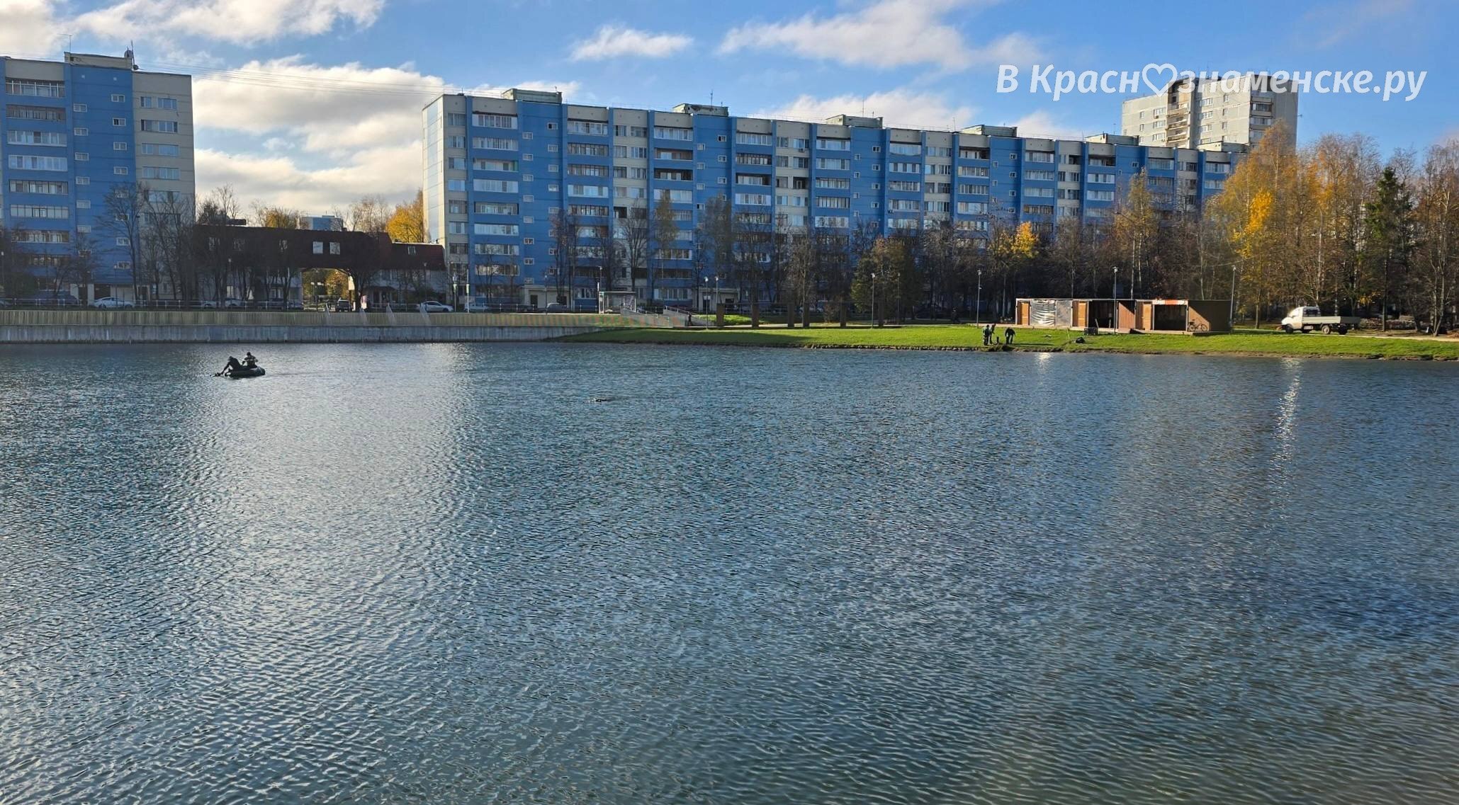 На городском озере постепенно готовятся к приближению зимы