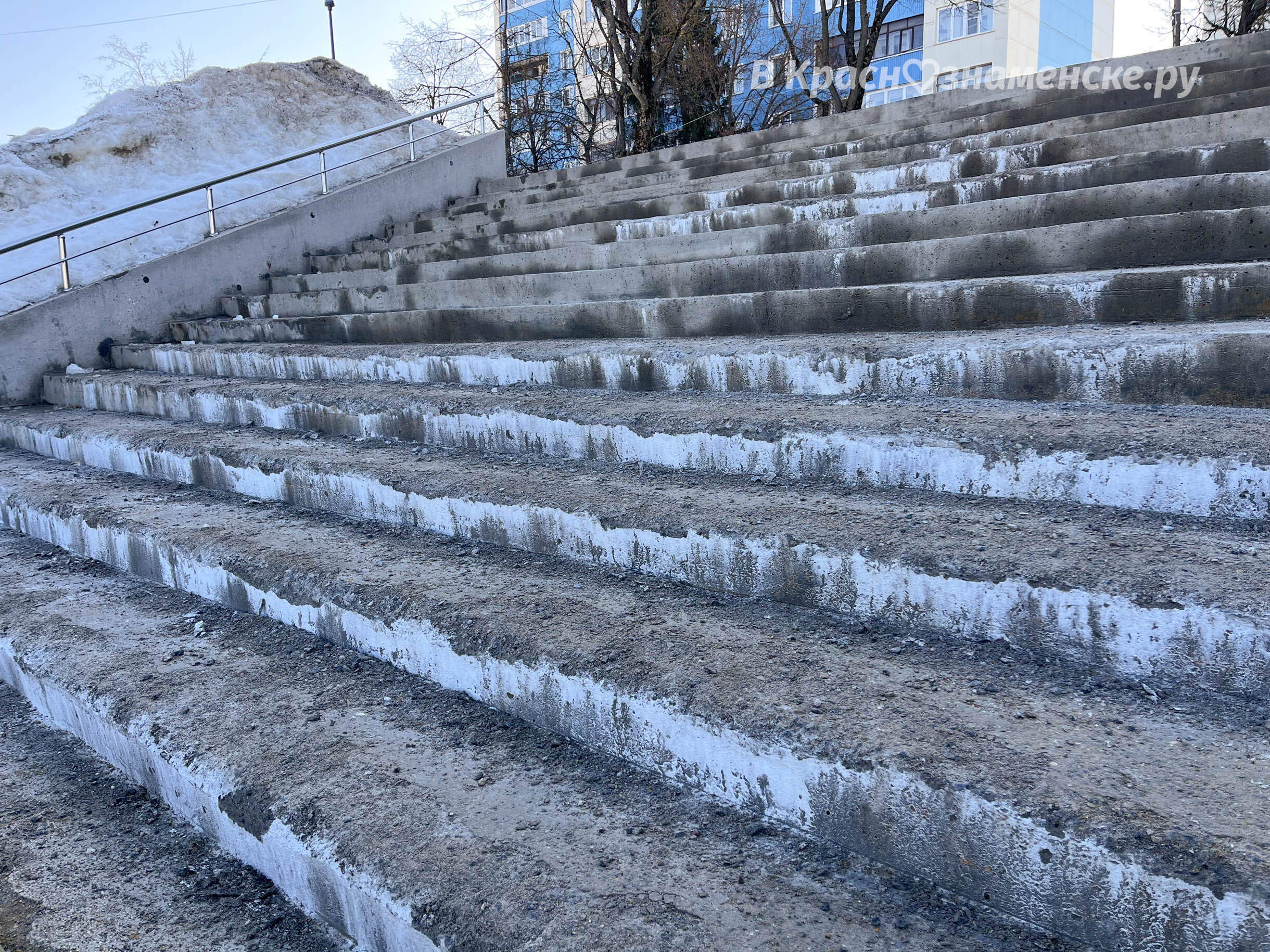Многострадальная лестница у городского озера не вынесла суровых зимних испытаний и влияния реагентов