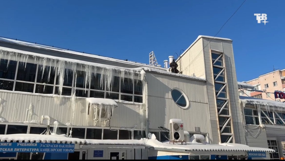 Специалисты по очистке кровли ликвидировали снег с кровли Городского рынка