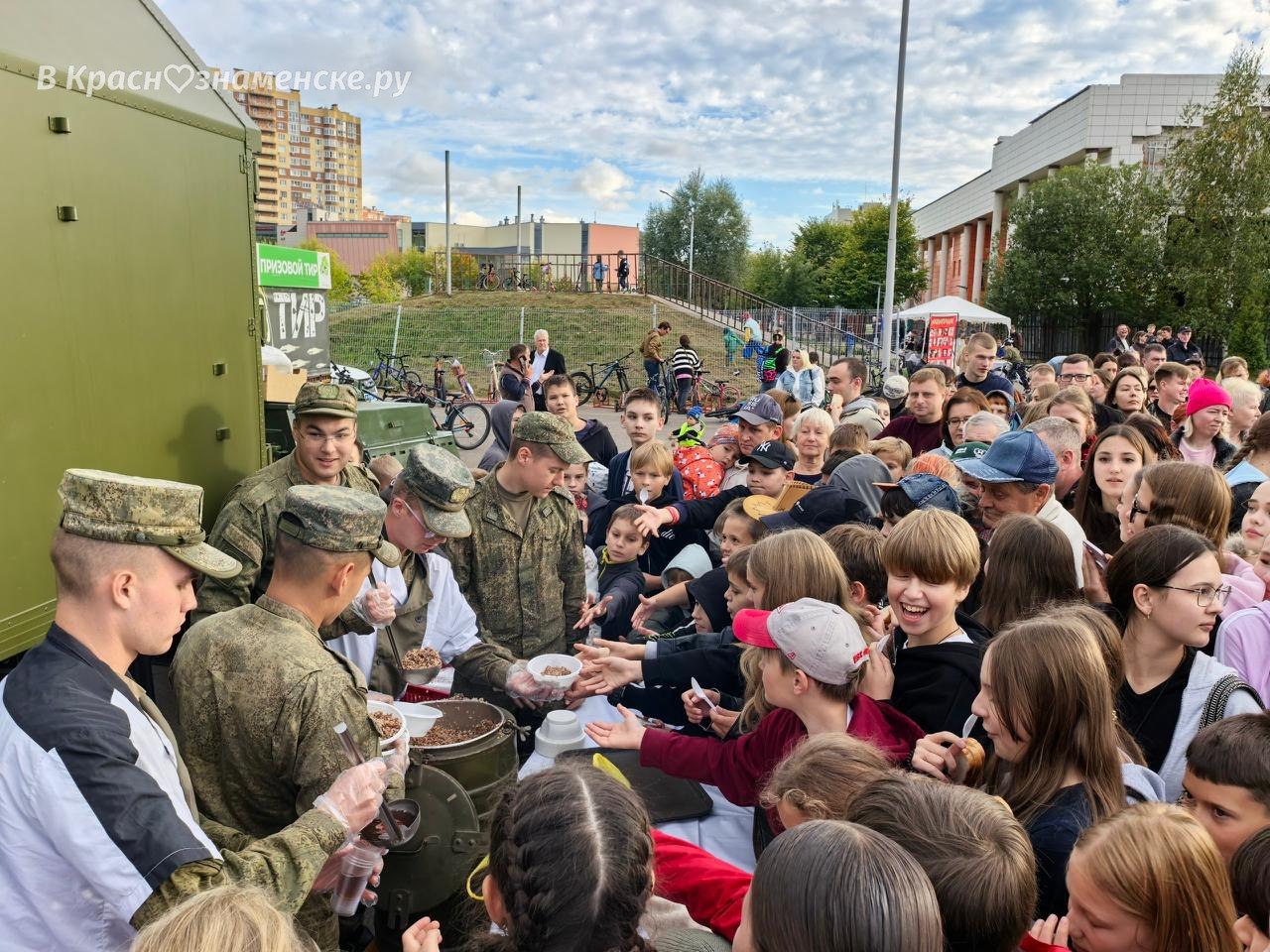 Раздача каши сопровождается музыкальным фоном — Краснознаменск