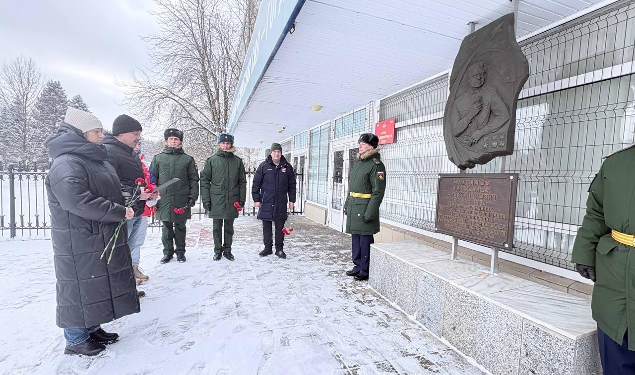 Возложение цветов к мемориальным доскам, посвящённое памяти героев