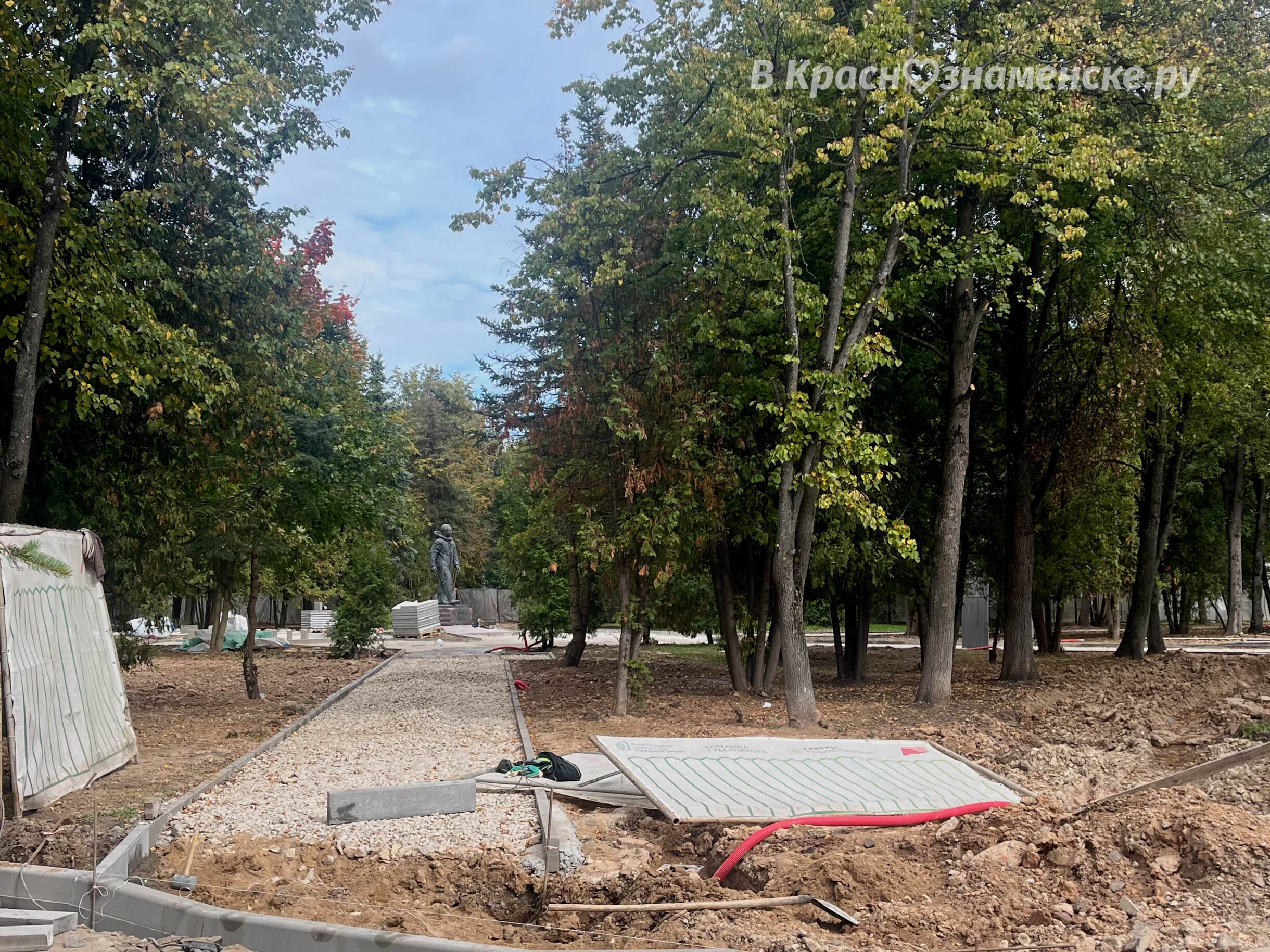 В сквере Титова работы активно продвигаются, подготавливаются дорожки под будущее асфальтовое покрытие