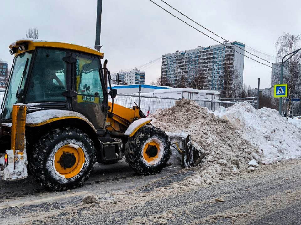 Сугробы у подъезда: куда жаловаться, если двор не чистят?