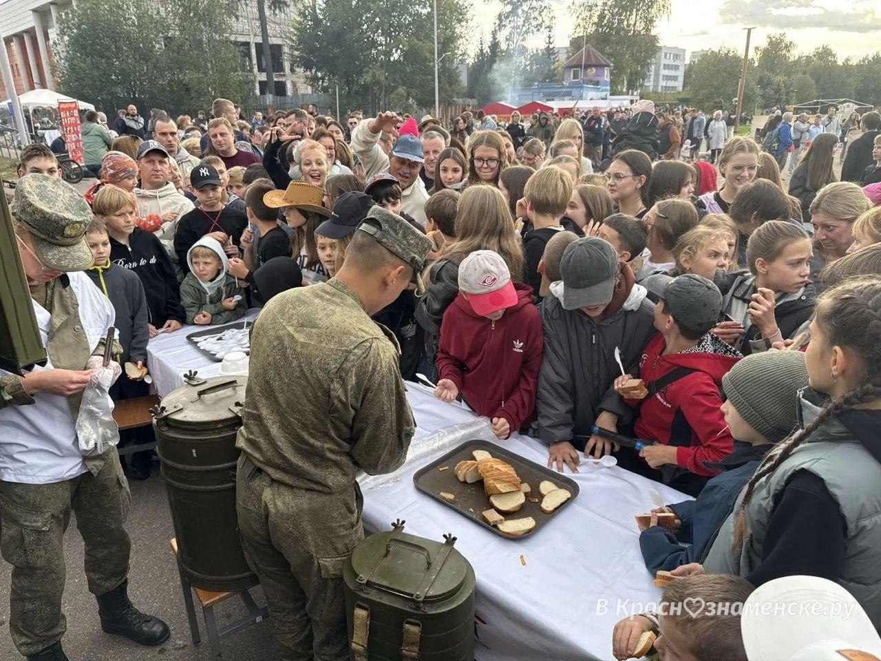 Раздача каши сопровождается музыкальным фоном — Краснознаменск