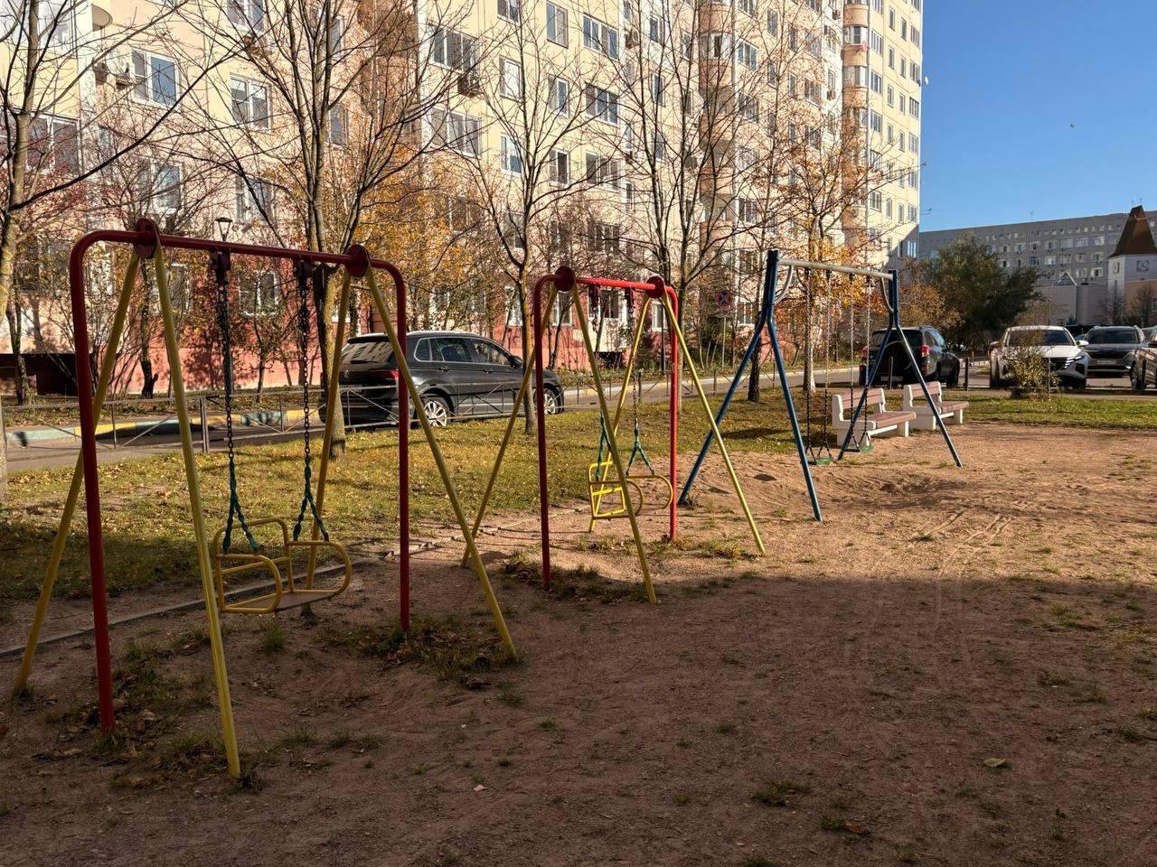 29 октября заместители главы Краснознаменска Юлия Осипенко, Сергей Федоров и Дмитрий Мальцев провели обход городских территорий по обращениям жителей. 