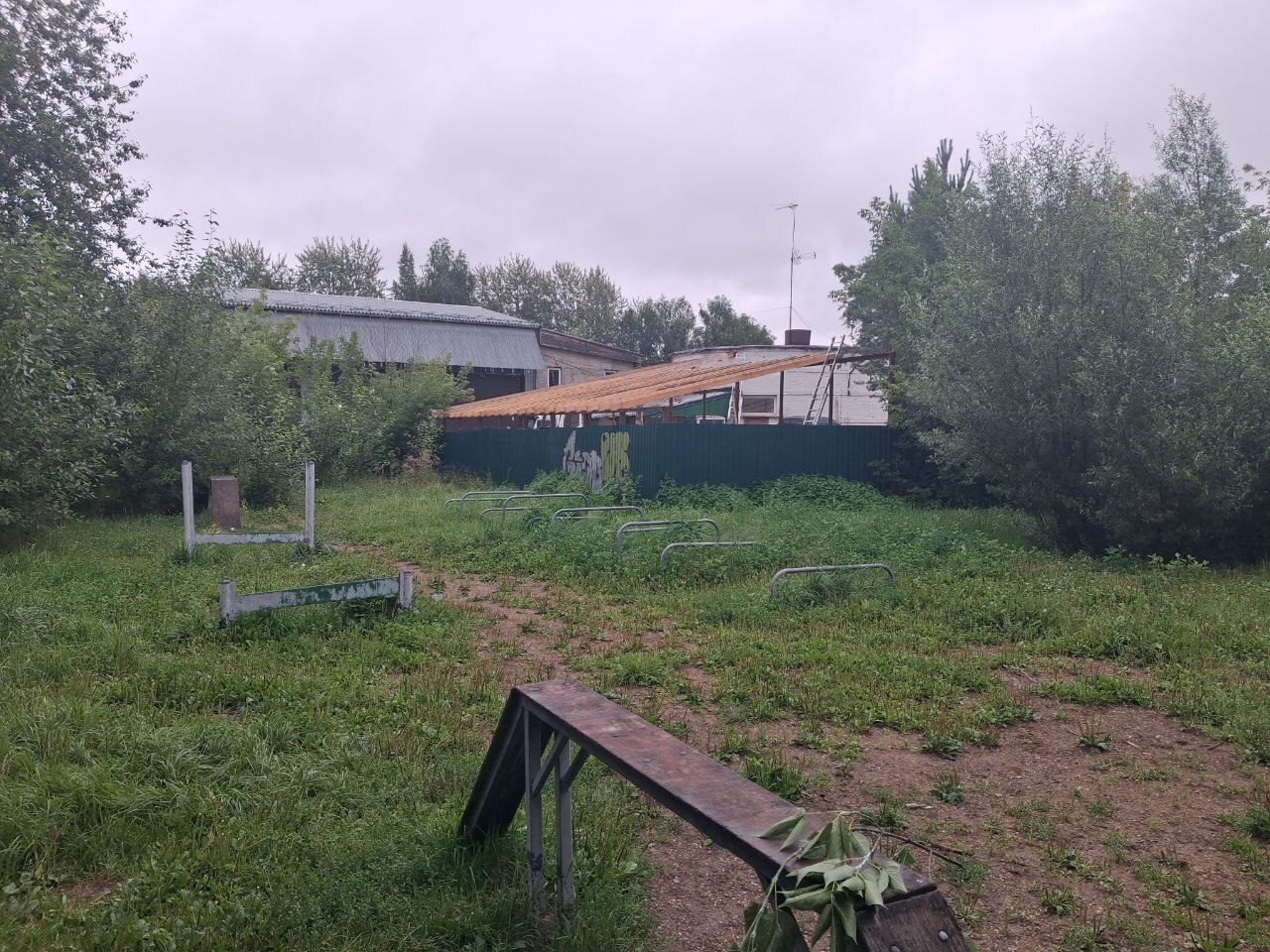 Новый навес около площадки для выгула собак