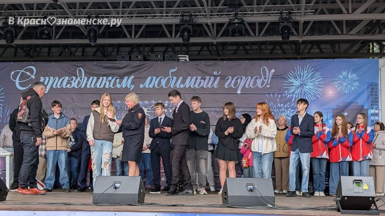 Вручение паспортов в городском парке — Краснознаменск