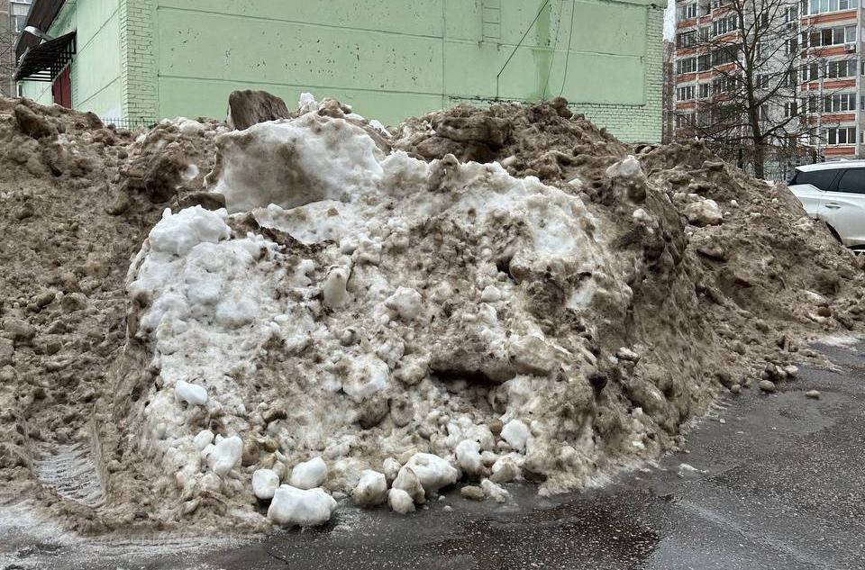 Куча на парковке Шлыкова 5а вызывает трудности у детей, им эта тропа привычнее и они идут через гору