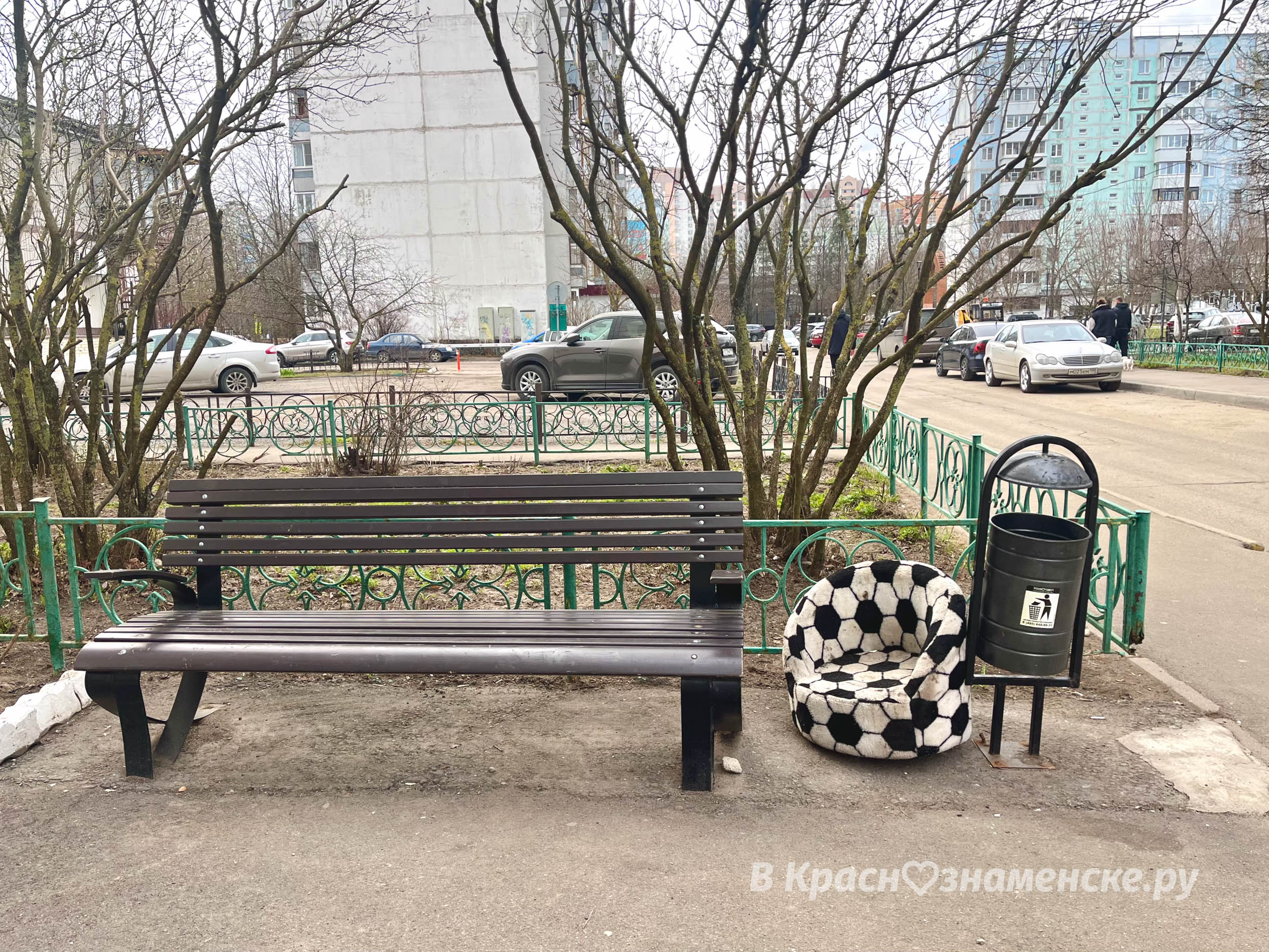 На ул.Победы 16 лавочка, предназначенная не только для людей, но и для пушистых друзей