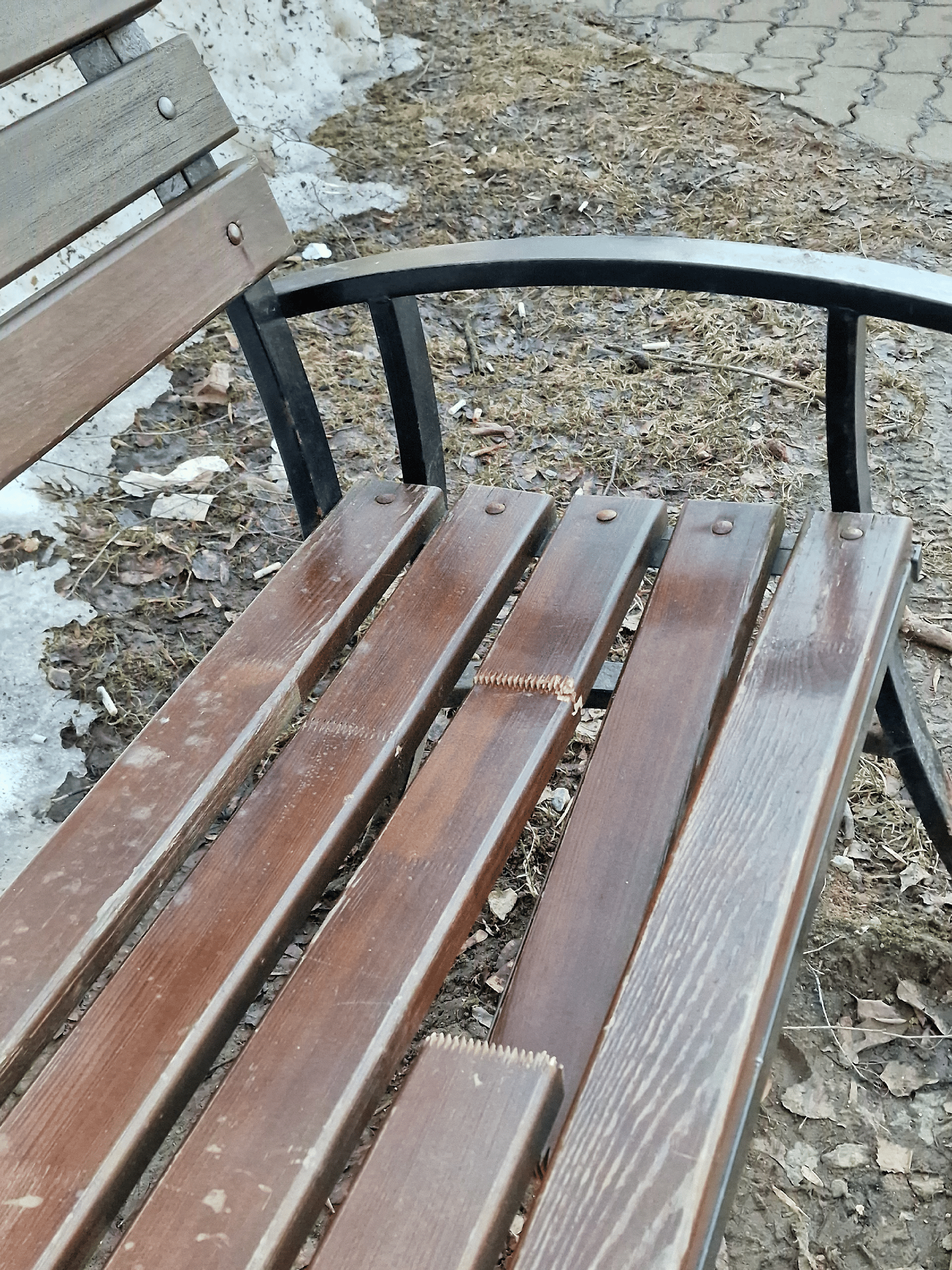 Сломанные лавки на ул.Победы 15