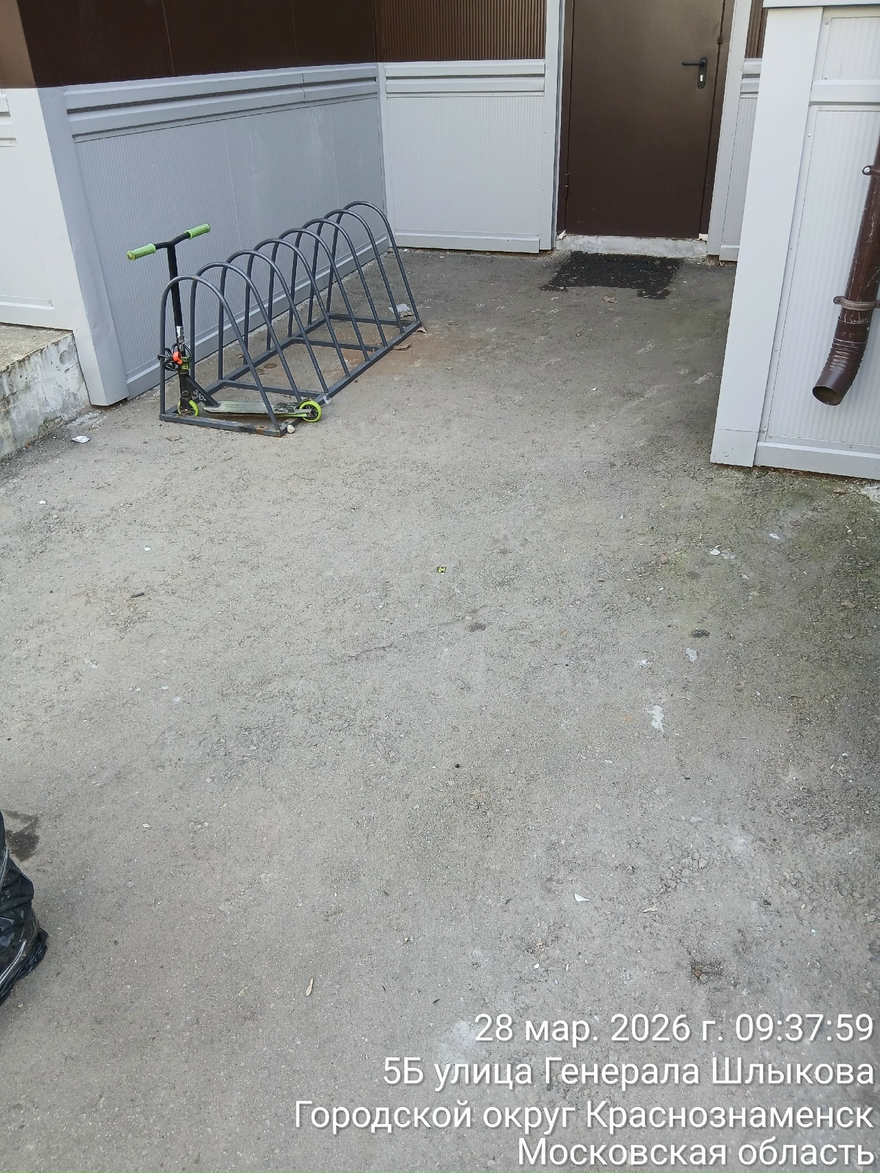 А у вас дворник УК уже подметает, убирает придомовую территорию после зимнего?