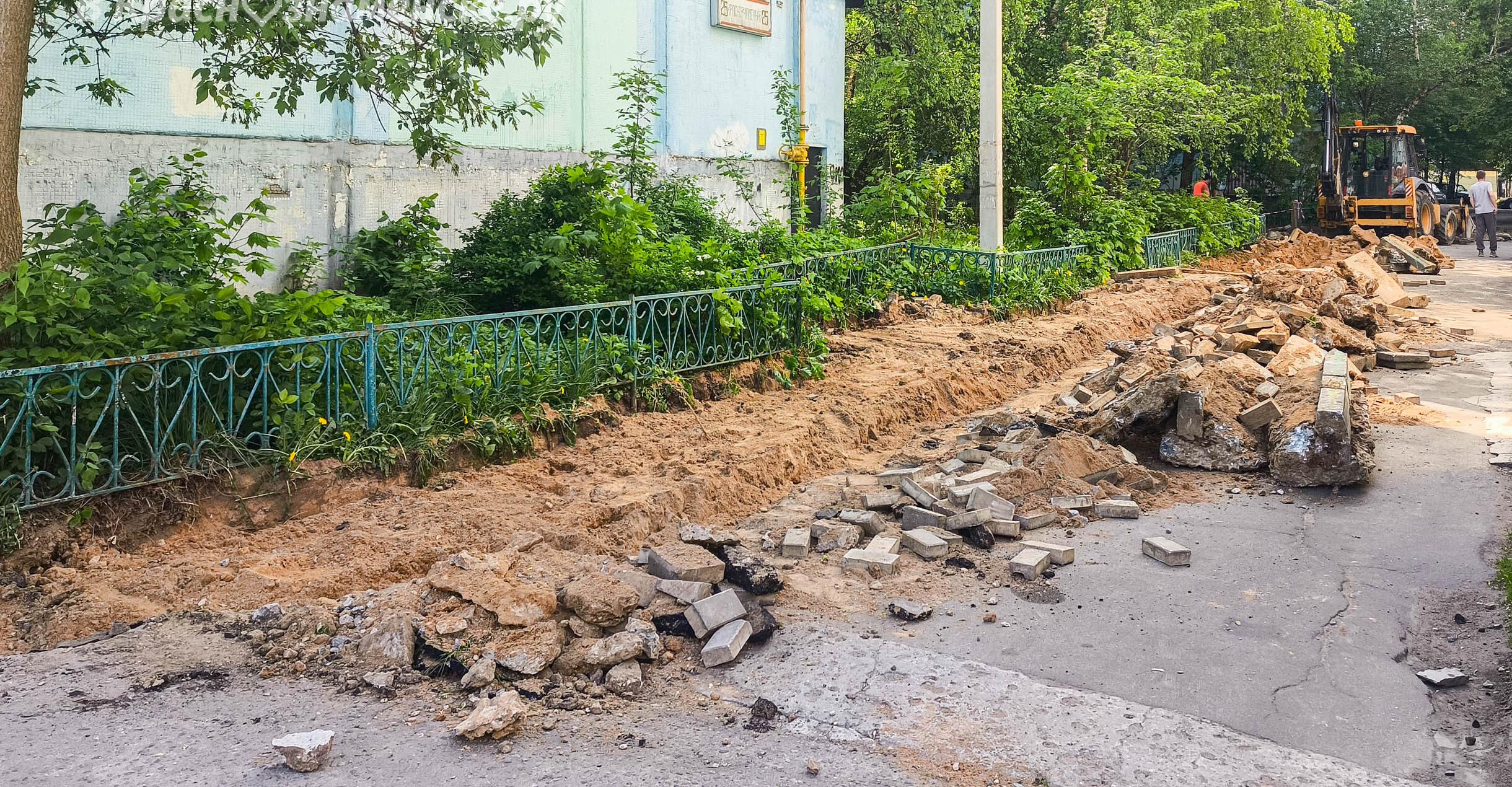На ул. Краснознамённая 27 идут работы по обновлению тротуара