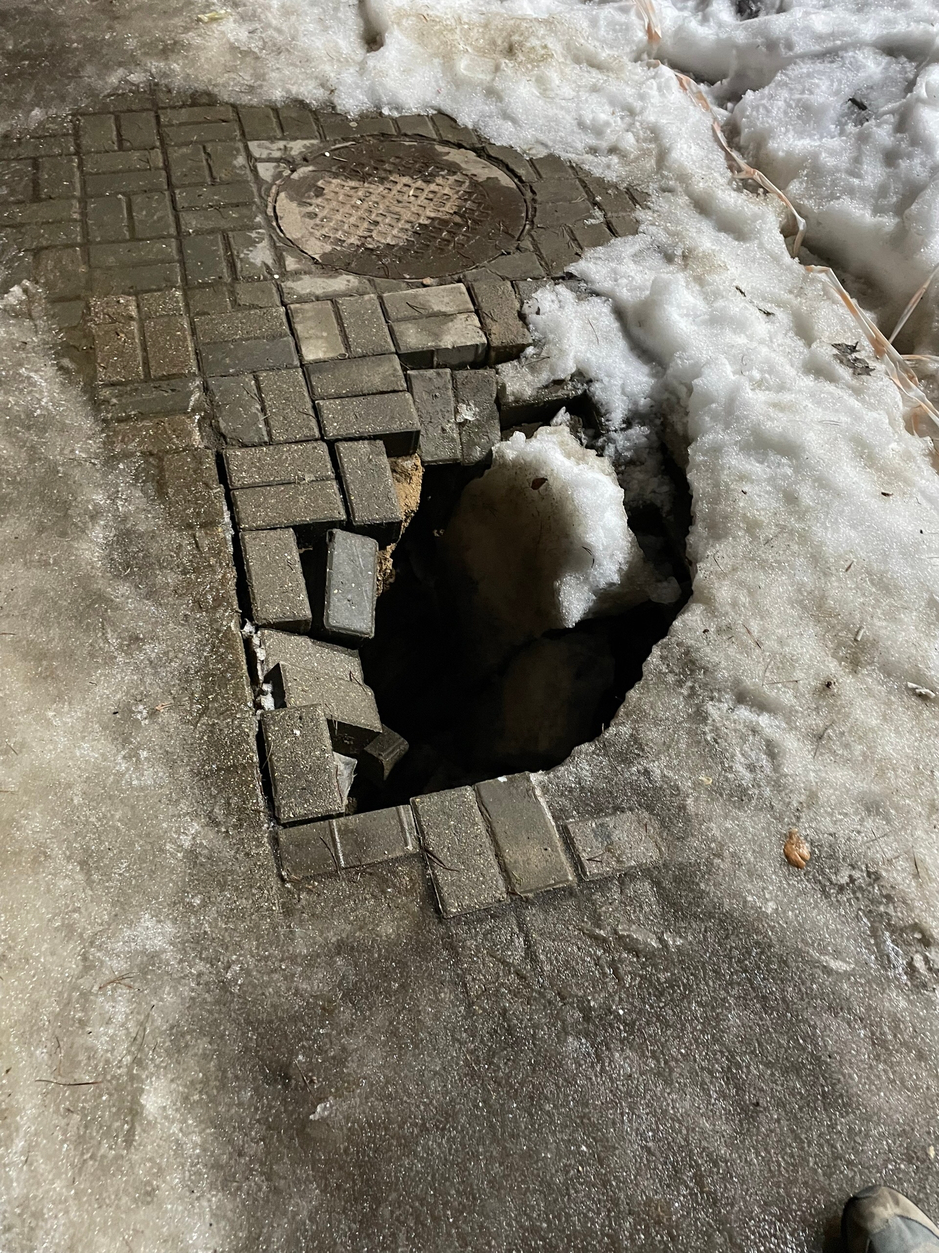 Около 2-го входа у Звездного, аккуратнее