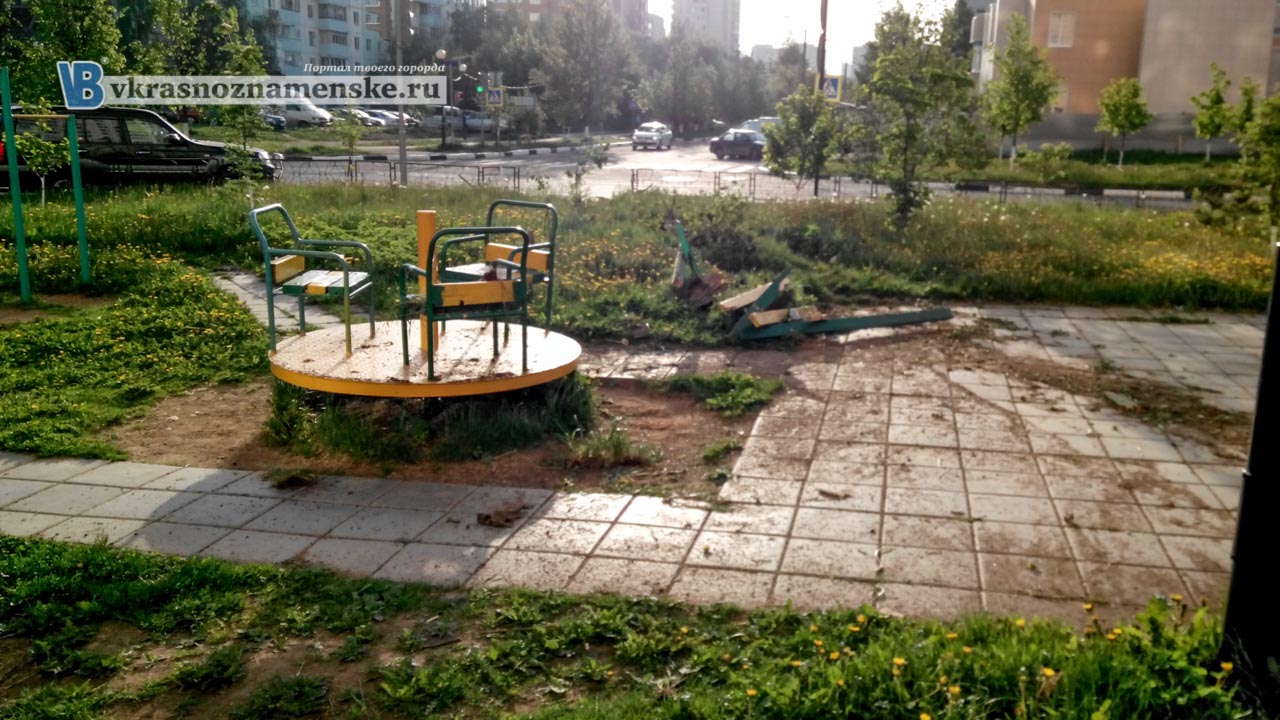 Сломаная автомобилем детская площадка Краснознаменск