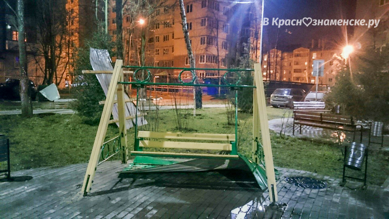 Строительный забор сорван сильным ветром в городе Краснознаменск Московской области