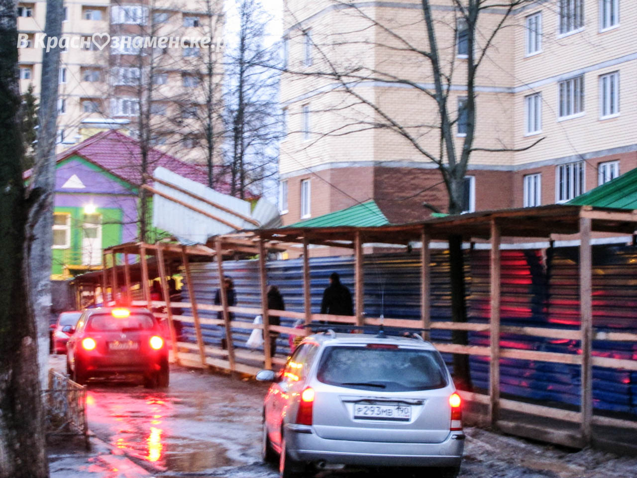 Строительный забор сорван сильным ветром в городе Краснознаменск Московской области