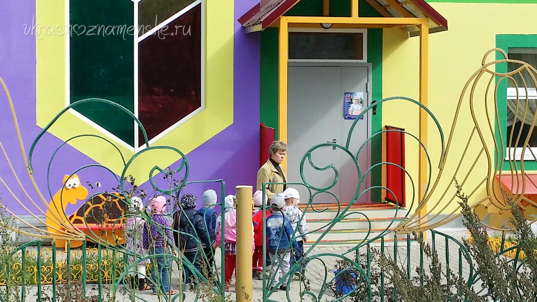 Кандидат на главу города рекламирует себя в дошкольном учреждении