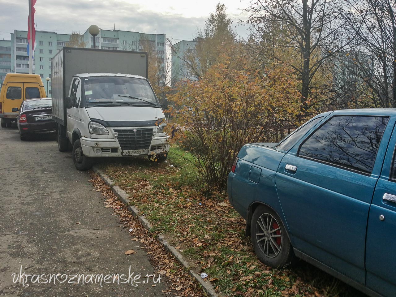 Парковка автомобилей на велодорожках и газонах в Краснознаменске Парковка автомобилей на велодорожках и газонах в Краснознаменске