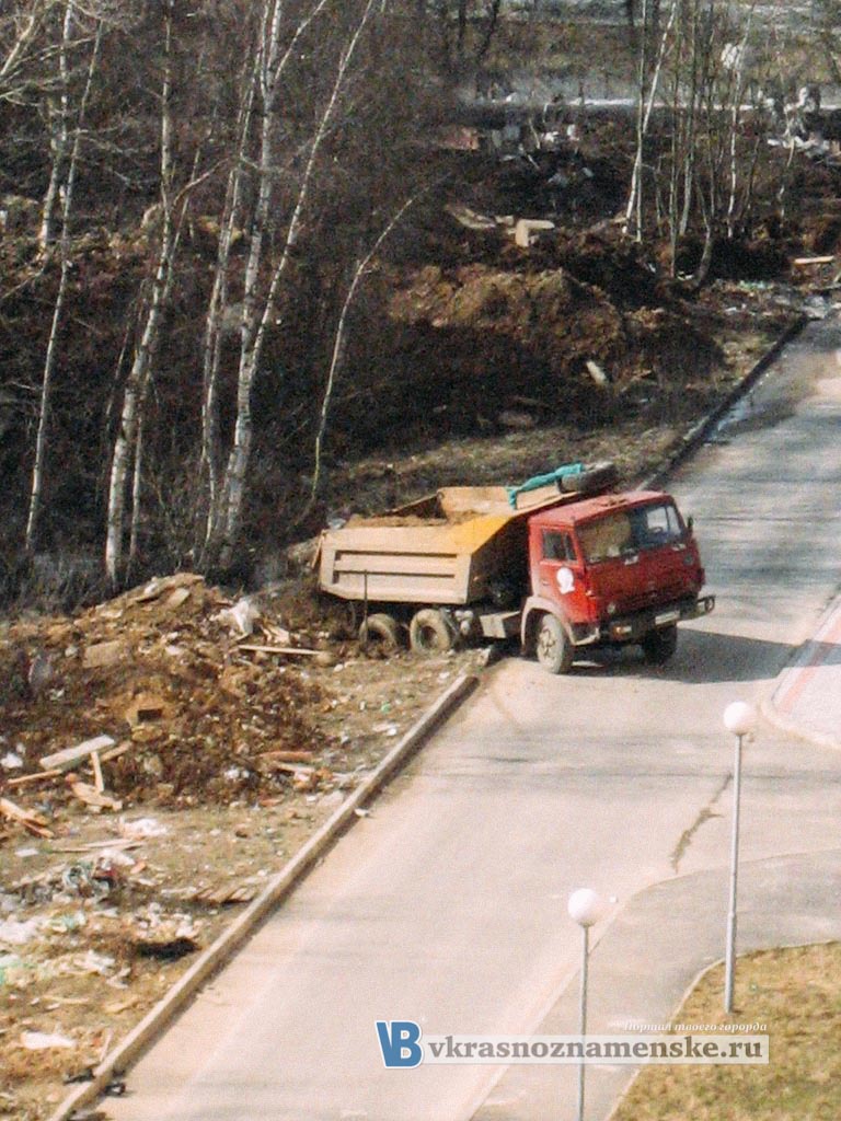 Камаз с мусором утонул в Краснознаменске