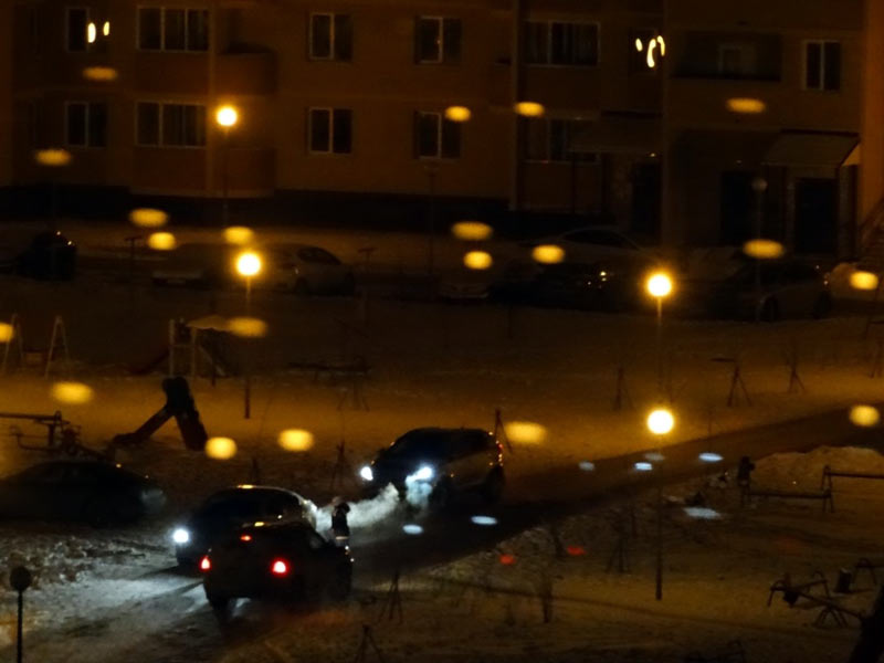 Живой щит из детей против автомобилей