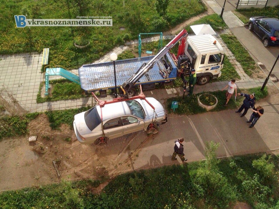 Автомобиль вылетел на детскую площадку Краснознаменск