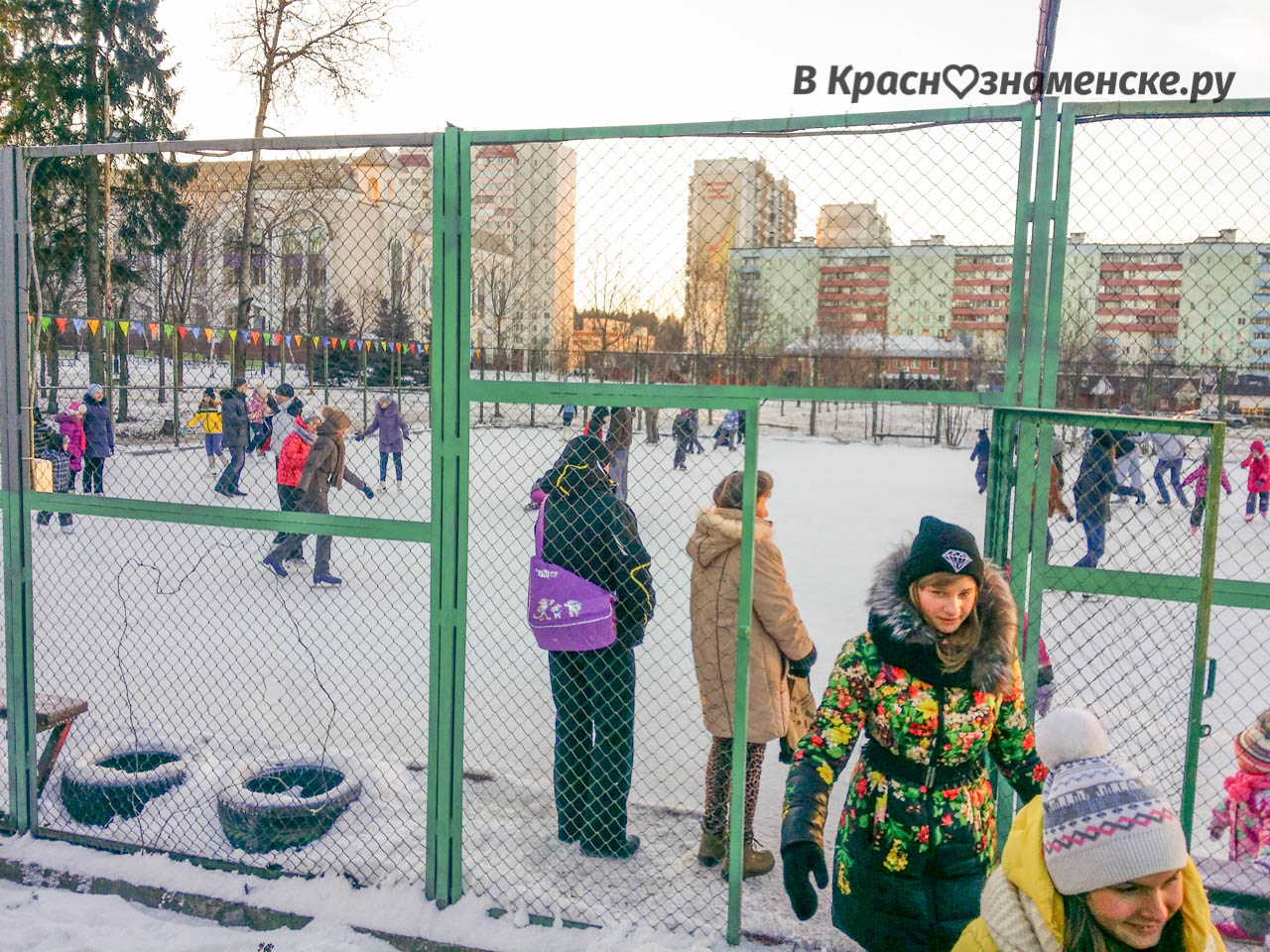 Каток около госпиталя в городе Краснознаменск Московской области