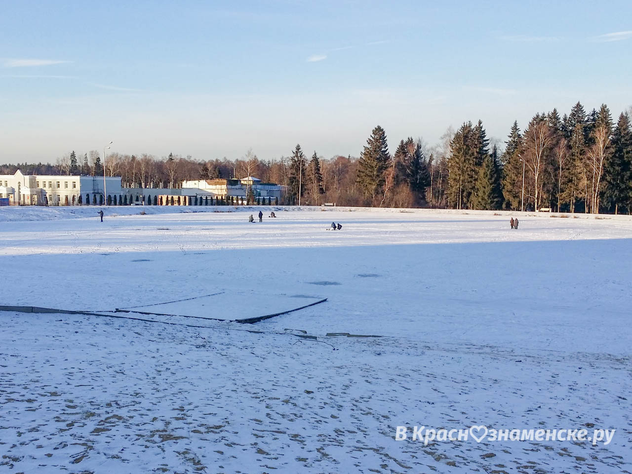 коньки, каток, лыжи, горка, лёд в парке города Краснознаменск