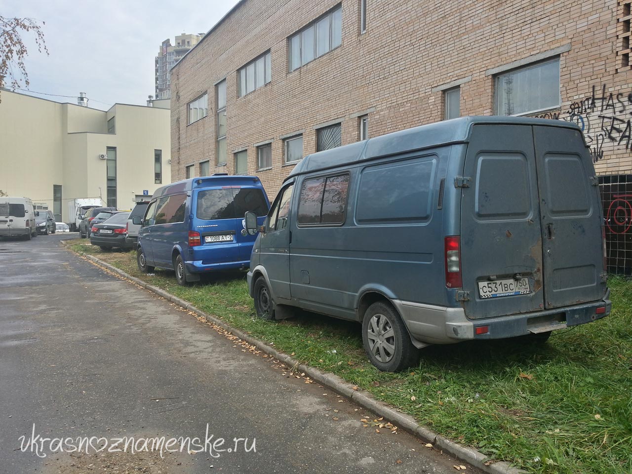Парковка автомобилей на велодорожках и газонах в Краснознаменске Парковка автомобилей на велодорожках и газонах в Краснознаменске