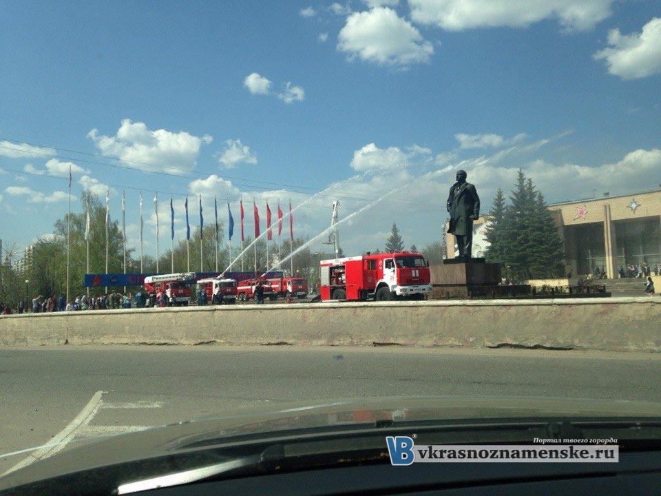 В Краснознаменске моют памятник Ленину