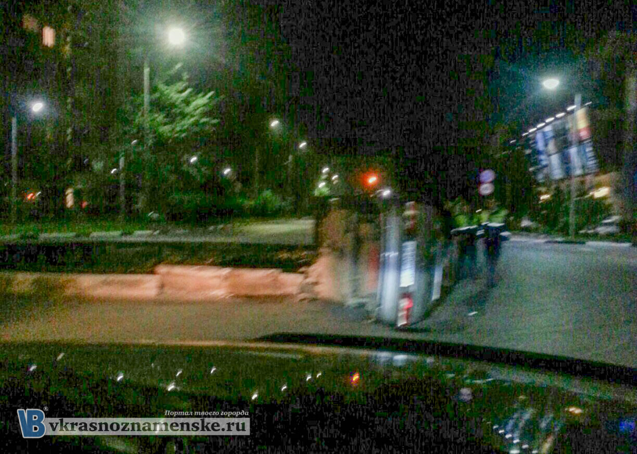 ДТП в городе Краснознаменск Московской области, автомобиль врезался в бордюр кругового движения сразу после центрального КПП