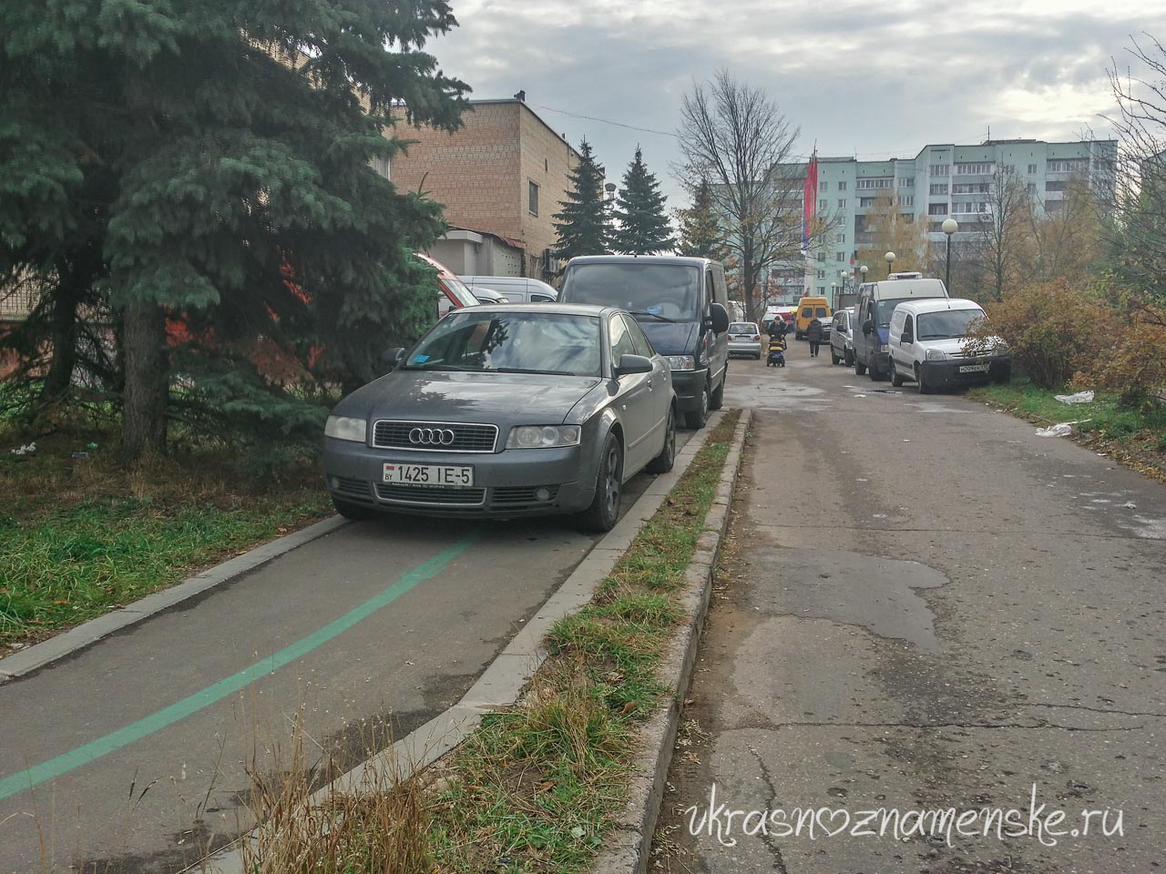 Парковка автомобилей на велодорожках и газонах в Краснознаменске Парковка автомобилей на велодорожках и газонах в Краснознаменске