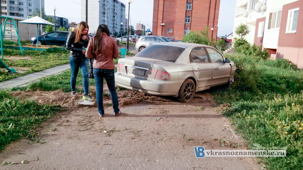 Автомобиль врезался в дом Краснознаменск