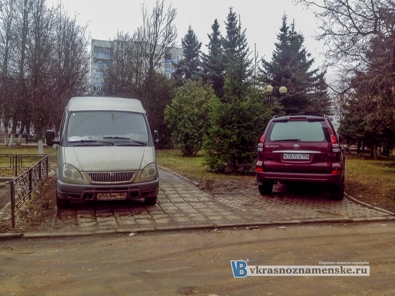 Уважаемая Администрация города Краснознаменска установите ПОЖАЛУЙСТА заградительные столбики на входе в сквере Г.С. Титова, потому что скоро начнут парковаться возле самого памятника Г.С. Титову.