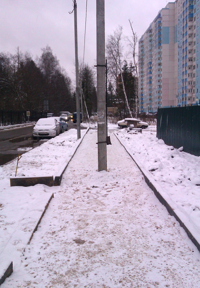Столб на тротуаре