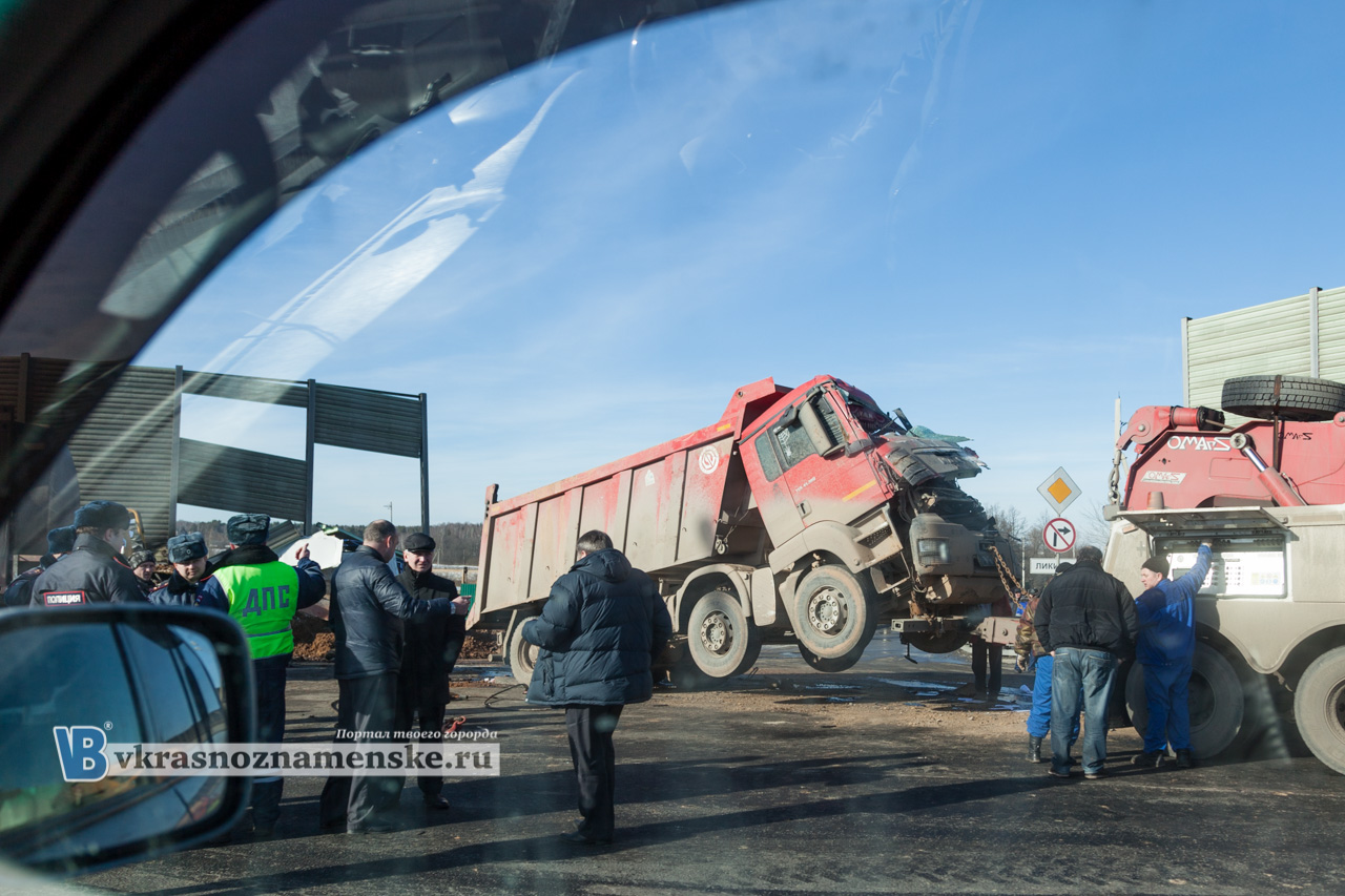 Движение на Минском шоссе оказалось частично перекрыто. Авария произошла 25 февраля днем на 36-м километре автодороги. Грузовик, перевозивший цемент, врезался в идущий впереди MAN. После столкновения оба автомобиля опрокинулись, задавив фургон Citroen.Водитель автоцистерны погиб на месте. Мужчины, управлявшие фургоном и грузовиком MAN госпитализированы с различными травмами.По предварительным данным, у грузовика MAN во время движения лопнуло колесо, из-за чего многотонная машина потеряла управление.В этот момент и произошло столкновение с цементовозом. Движение на Минском шоссе оказалось частично перекрыто. Авария произошла 25 февраля днем на 36-м километре автодороги. Грузовик, перевозивший цемент, врезался в идущий впереди MAN. После столкновения оба автомобиля опрокинулись, задавив фургон Citroen.Водитель автоцистерны погиб на месте. Мужчины, управлявшие фургоном и грузовиком MAN госпитализированы с различными травмами.По предварительным данным, у грузовика MAN во время движения лопнуло колесо, из-за чего многотонная машина потеряла управление.В этот момент и произошло столкновение с цементовозом.