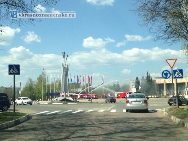 В Краснознаменске моют памятник Ленину