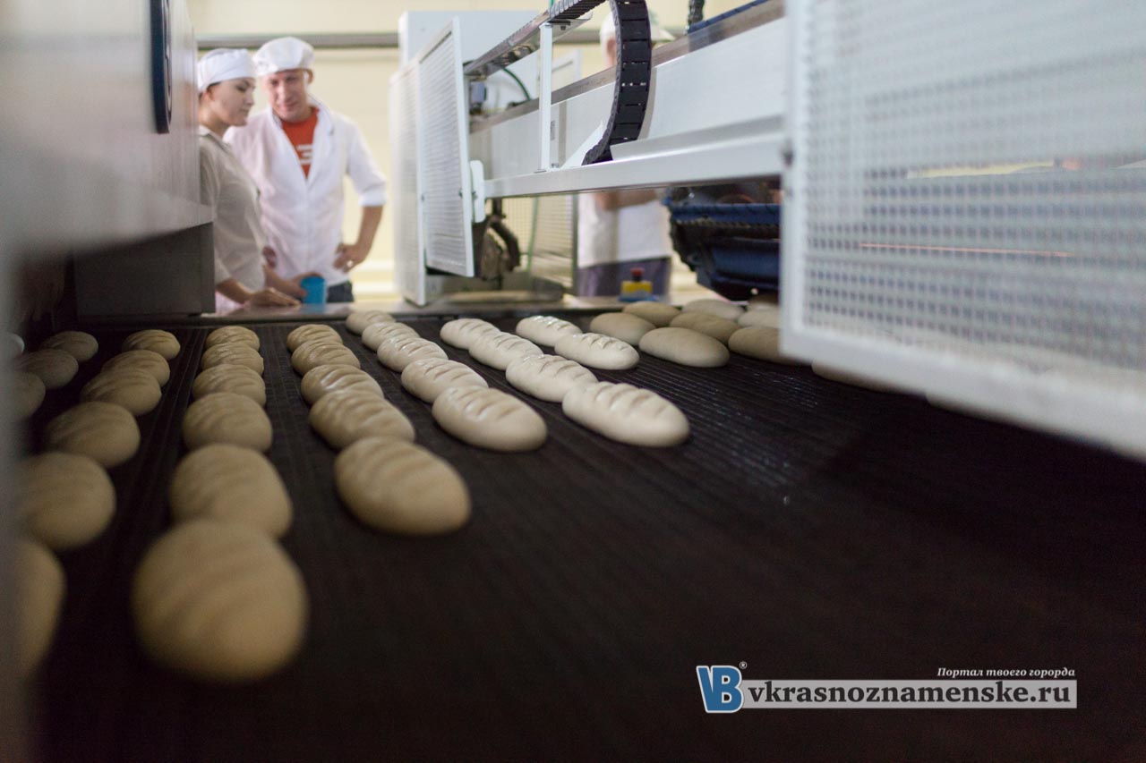 На батон наносятся полосочки Краснознаменск