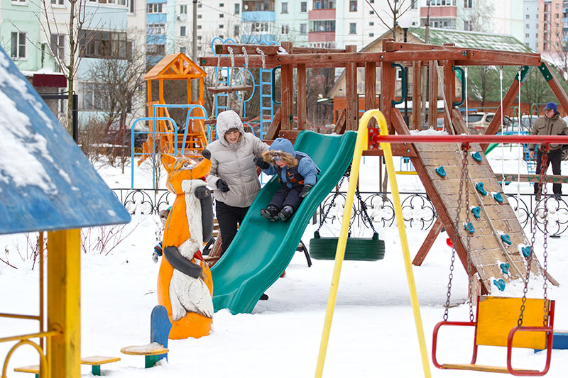Всесезонная горка во дворе Молодой семьи Всесезонная горка во дворе Молодой семьи