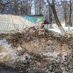 Уберите уже, наконец, снежные кучи возле сквера Победы!